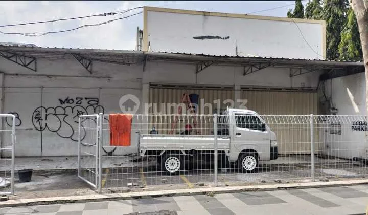 Raya Ahmad Yani Commercial Building Facing the Main Road. Land Shape Tapers at the Back. Raya Ahmad Yani Commercial Building Facing the Main Road. Land Shape Tapers at the Back.