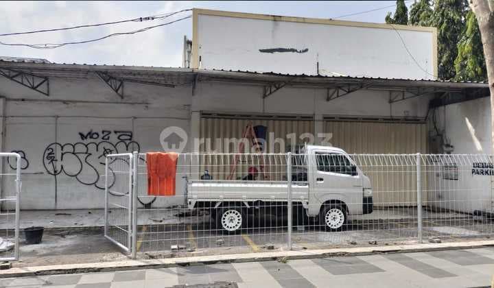 Jalan Ahmad Yani Commercial Building Facing Main Road. Land Shape Tapers at the Back