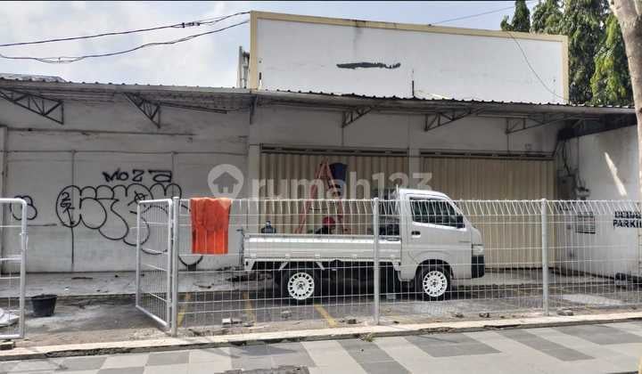 Raya Ahmad Yani Bangunan Komersial Hadap Jalan Raya. Bentuk Tanah Mengecil Belakang