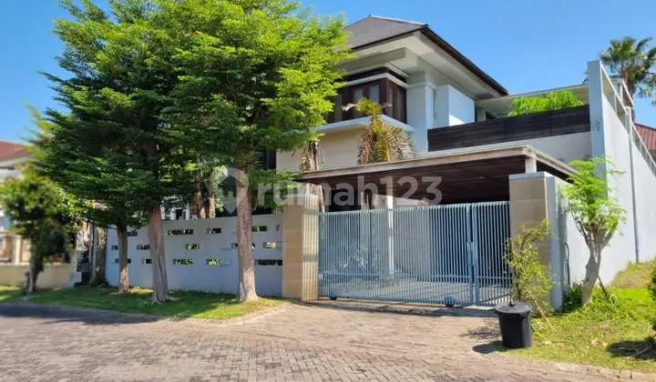 Pakuwon City Villa Westwood. Rumah Mewah Konsep Villa. Ada Kolam Renang. Dinding Luar Travertine. Lantai Marmer.