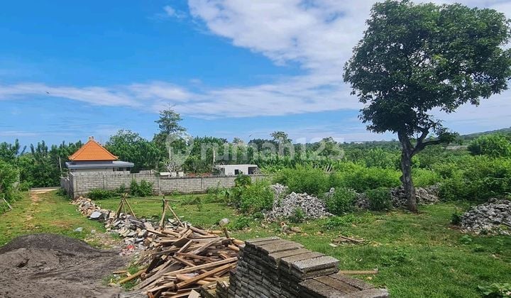 Tanah Indah dengan Pemandangan Laut