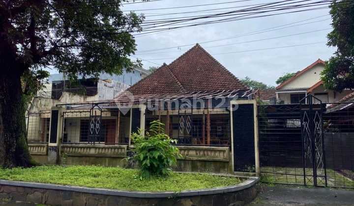 rumah tua cocok buat investasi kafe atau tempat tinggal. Dekat kampus UNM dan resto resto terkenal