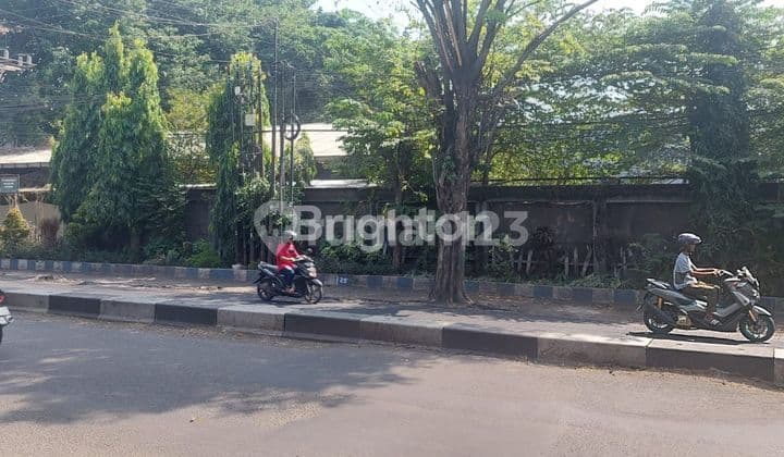 tanah dan bangunan dipojok alon alon bangil pasuruan.