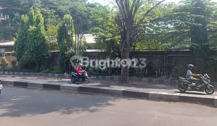 tanah dan bangunan dipojok alon alon bangil pasuruan.