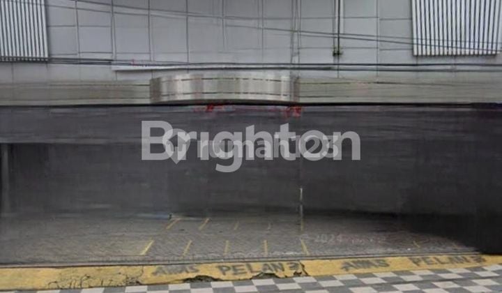 showroom di pinggir jalan kota batu. showroom di pinggir jalan kota batu.