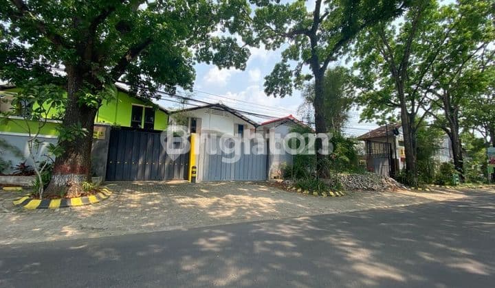 Modern warehouse plus office at an affordable price, located on the main route to Abdul Saleh Airport in Malang, near Pakis toll exit.