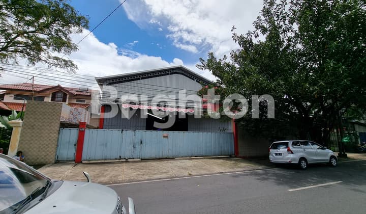 Strategic warehouse in the city can be accessed by containers. Good location.