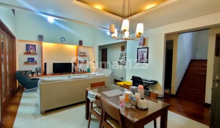 Selling a Well-Maintained Beautiful House in Batununggal
