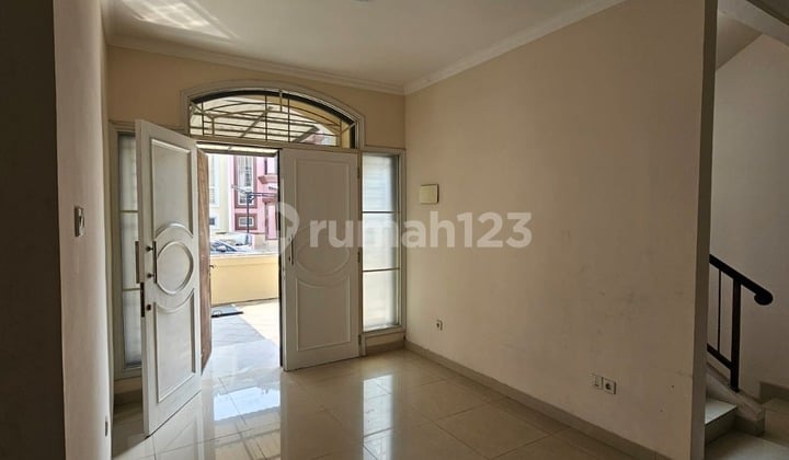 Disewakan Rumah Bagus di Kenari Golf PIK. Luas 8x15m Hadap Utara