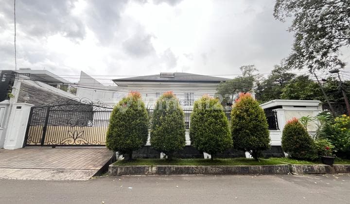 Tosiga Kebon Jeruk. Rumah Mewah Hitung Tanah Saja.