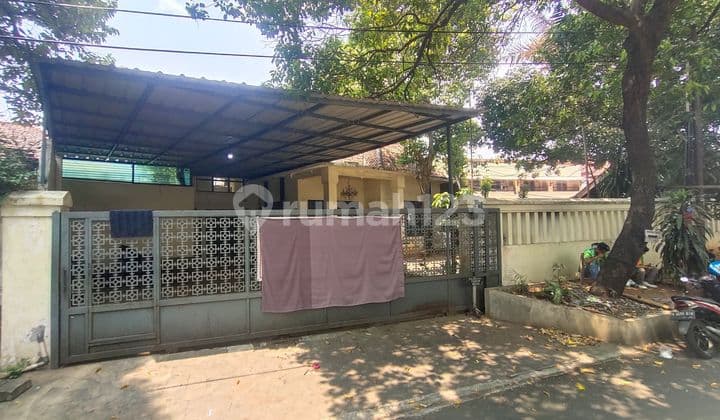 Flash Sale. Beautiful House in the Elite Menteng Area, Central Jakarta.