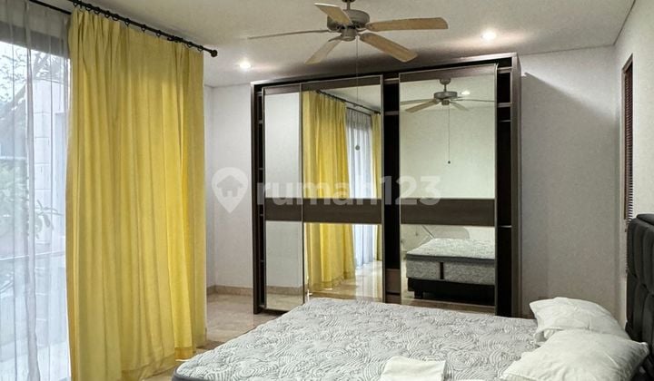 Disewakan Rumah Vassa Lake Luas dengan Kolam Berenang dan Taman Belakang