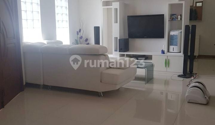 For Sale: Main Road Hook House in Taman Holis Indah 1 - Suitable for Warehouse