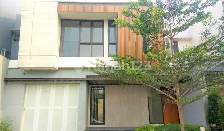 Rumah Standard Rapih Depan Taman Eminent Bsd City