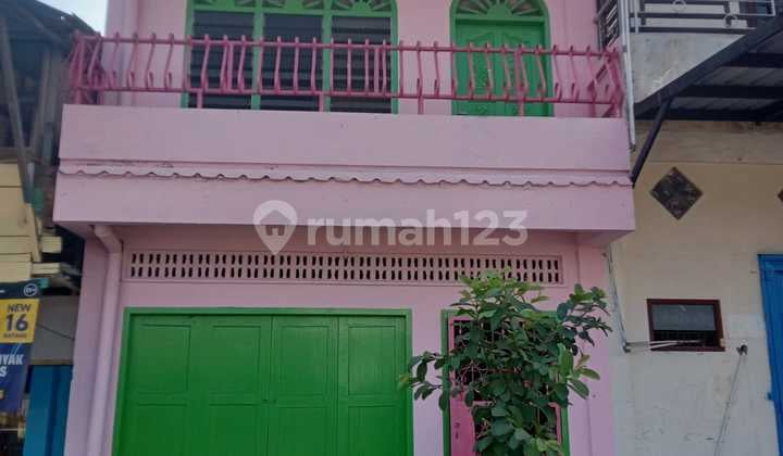 Rumah Dua Lantai Pinggir Jalan Raya di Pncur Batu