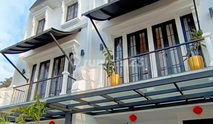 Rumah Mewah 2 Lantai Bergaya Desain Eropa Dekat Pondok Indah
