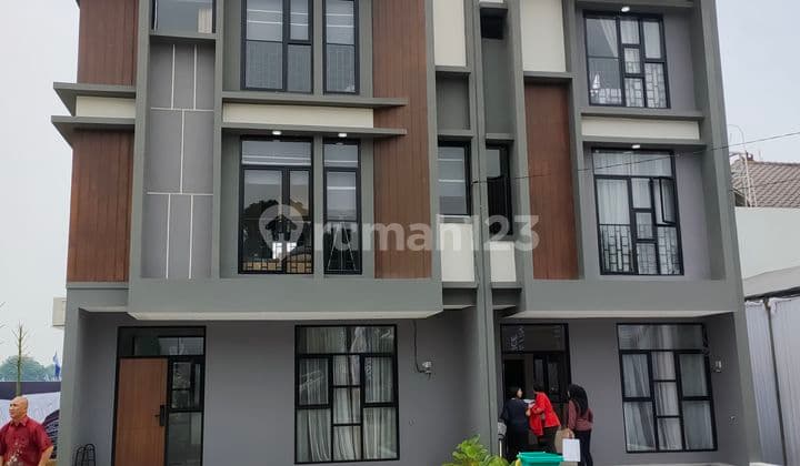 Rumah Mewah 3 Lantai Berlokasi Di Pamulang Dekat Ke BSD City