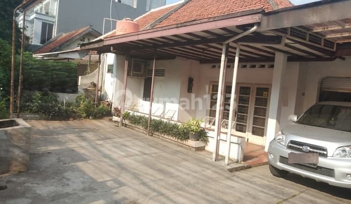 Sturdy building, 1-story house ready to occupy in Central Jakarta.