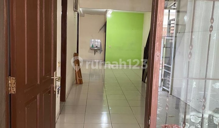 Rumah 1 1/2 lantai di Taman Semanan Indah, hadap utara