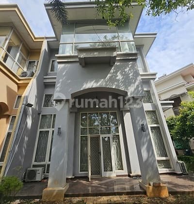 For Rent: House in PIK Taman Mediterania Resort, 3 Floors, Size 225M, 4 Bedrooms, Furnished, North Jakarta