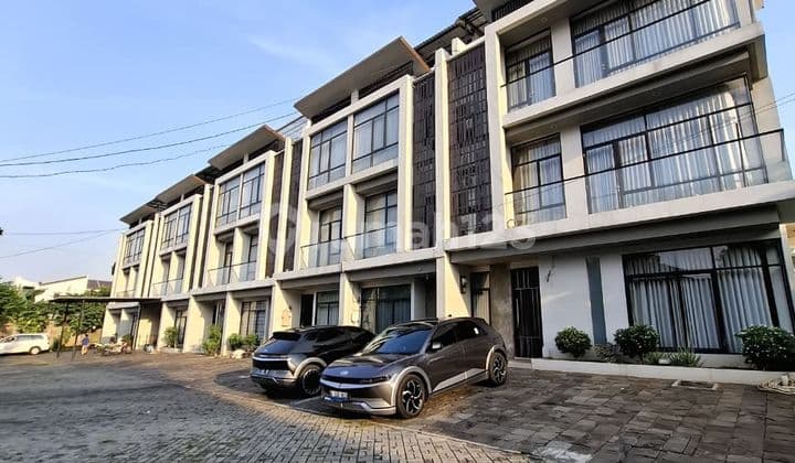 Dijual Rumah Baru Posisi Hoek di Komplek Sunrise Kebon Jeruk Jakarta Barat
