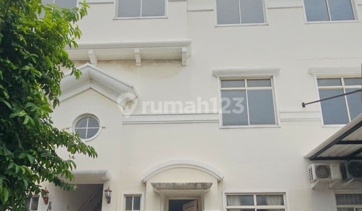 Rumah Dalam Komplek Camden House Dekat Intercon Kebon Jeruk Jakarta Barat