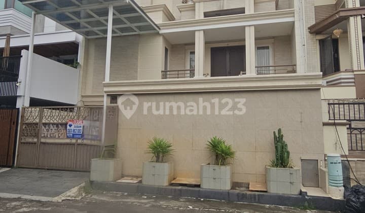 Dijual Rumah di Komplek Green Garden Residence Jakarta Barat