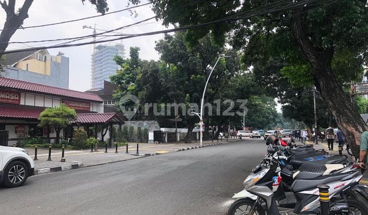 Showroom di Jalan Mahakam , Kebayoran Baru Jakarta Selatan