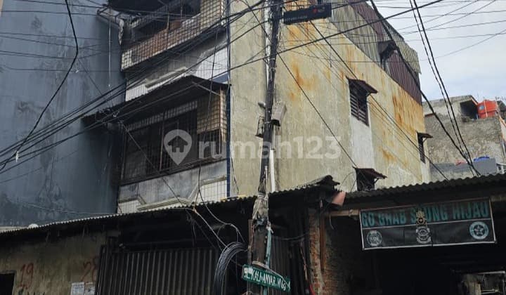 Rumah di Jalan Kali Anyar 6, Tambora, Jakarta Barat