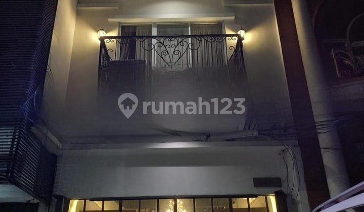 Ruko Premium Pondok Indah di Jalan Sultan Iskandar Muda - Jakarta Selatan
