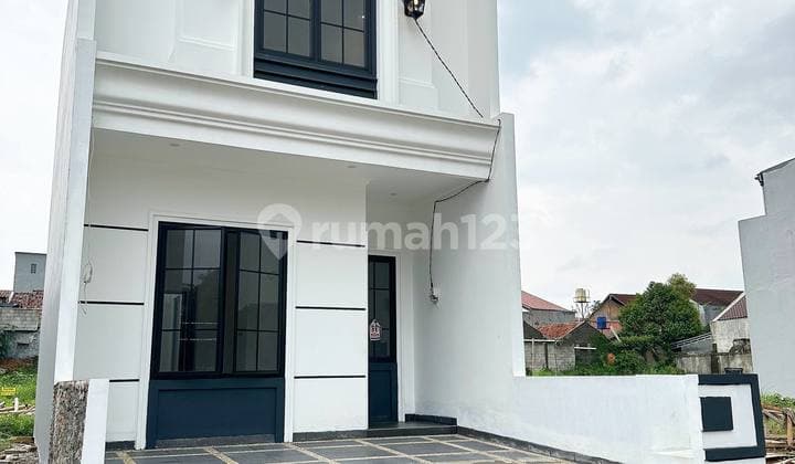 Rumah American Classic di Ciracas Dekat Stasiun LRT Ciracas