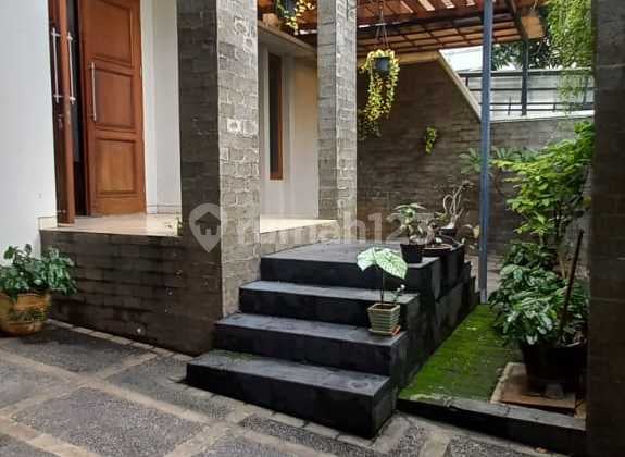 Rumah minimalis sejuk di tengah kota