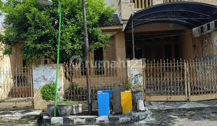 Old Rungkut House Strategically Located Near Merr