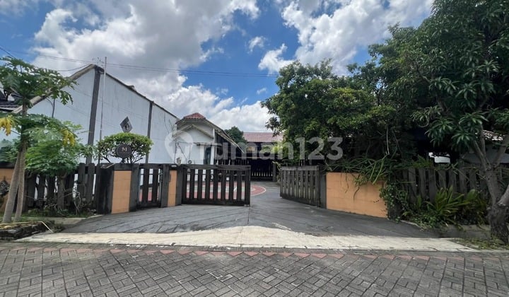 Joglo Manyar House Ready to Use, Spacious Yard, Strategic Location Near City Center