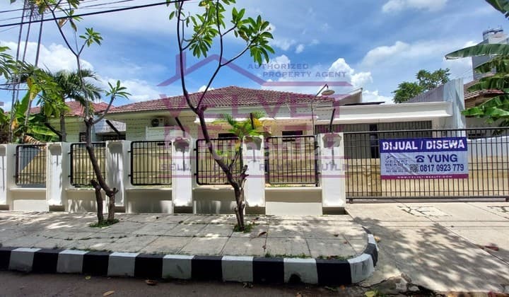 Rumah Pulomas 17x23 Selatan Dalam Komplek, Selatan, Jln 3 Mobil
