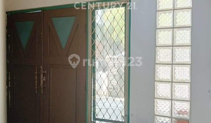 Rumah Hoek Depan Taman Hadap Selatan Barat 2 Lantai