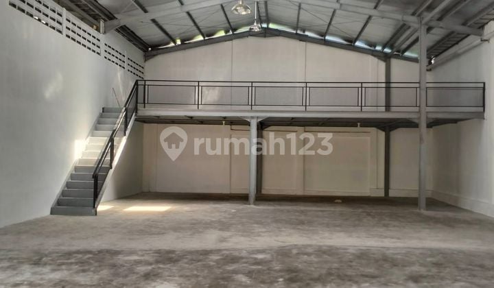 Ready-to-use warehouse area 524 in the Ciwastra Bojongsoang area.