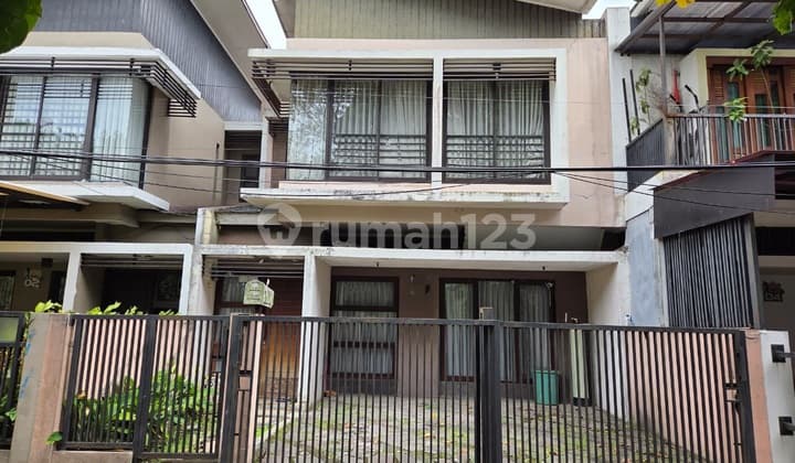 Minimalist House on Golf Road Arcamanik Near Griya