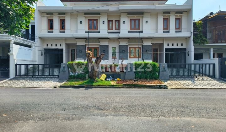 Pondok Indah Rumah di Depan Taman Siap Huni