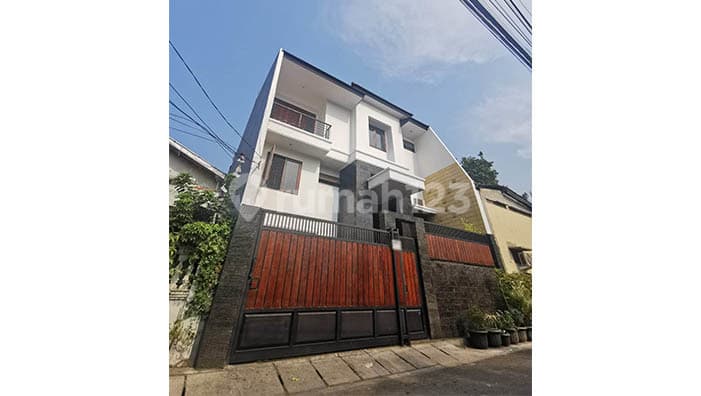 Rumah siap huni, sudah tinggi dari jalan di H.Mugeni, jakarta timur