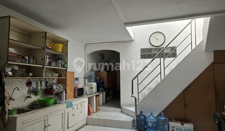 Rumah Gading Griya Lestari, ceiling tinggi, Kelapa Gading, Jakarta Utara.