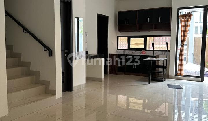 For Rent Nice Semi-Furnished 4 Bedroom House In Wisteria Metland East Jakarta