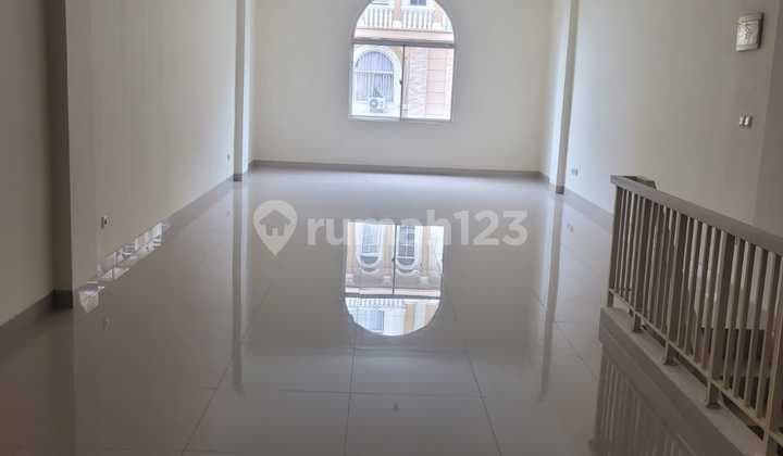 Ruko di Sentra Niaga Green Lake City Luas 4,5X15m 3,5 Lantai HGB
