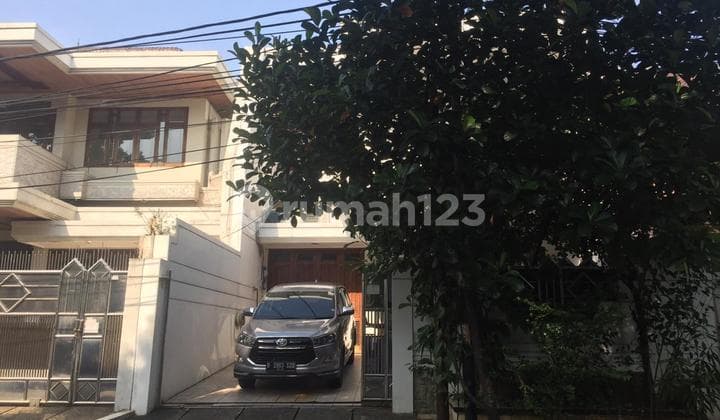 House in Kebayoran Baru, South Jakarta, Area 10x20m, 2.5 Floors, SHM Certificate