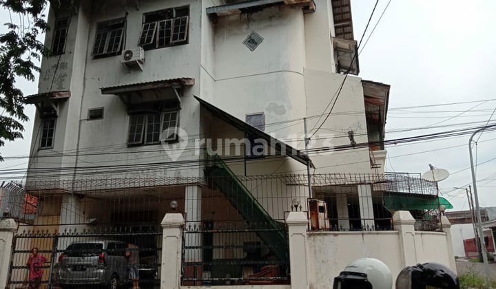 Rumah 3 Lantai SHM di Jl Pattimura, Surabaya Rumah 3 Lantai SHM di Jl Pattimura, Surabaya
