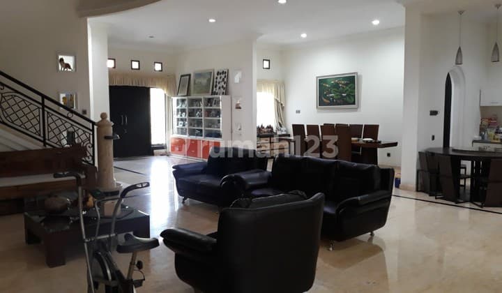 Rumah 2 Lantai Bagus SHM di Graha Family, Surabaya