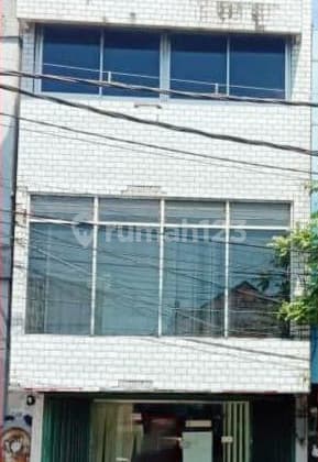 Shop House in Pahlawan, Surabaya, 270 m, Good Certificate of Ownership.