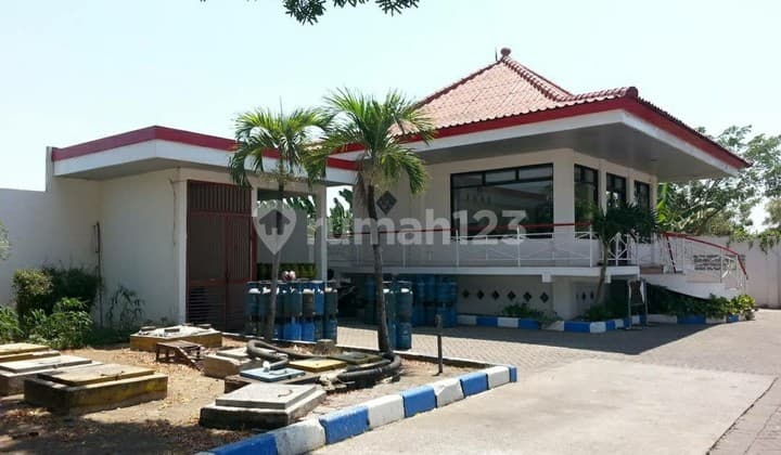 Merr and Semolowaru Main Gas Station