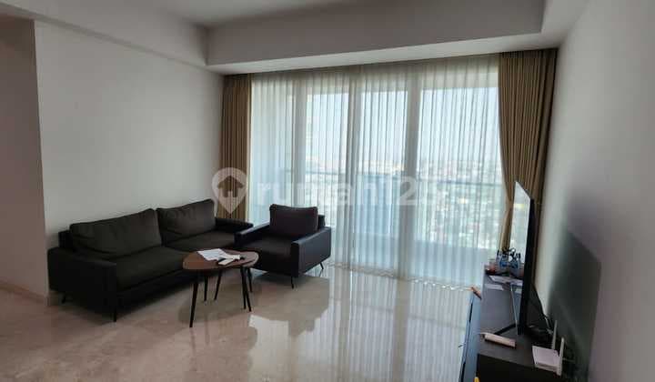 Apartemen the kensington royal suites furnish hadap kolam renang