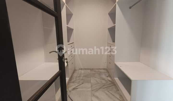 Rumah cipete bebas banjir ada kolam renang dan dalam cluster